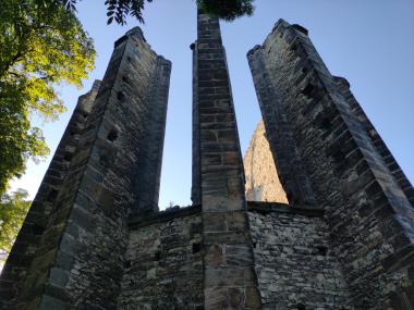 Pohled na loď chrámu zvenku (z čela)