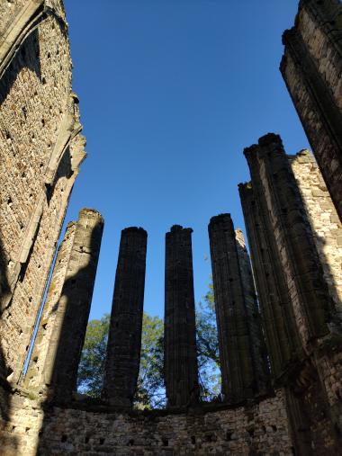 Pohled na loď chrámu zevnitř (pohled vzhůru). Kamenné sloupy jsou vidět jako silueta proti modrému nebi