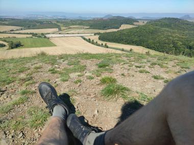 Trochu jiný pohled z Čičova, na fotce jsou vidět moje nohy s cyklistickými botami