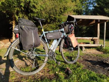 Kolo s brašnami u lesního odpočívadla