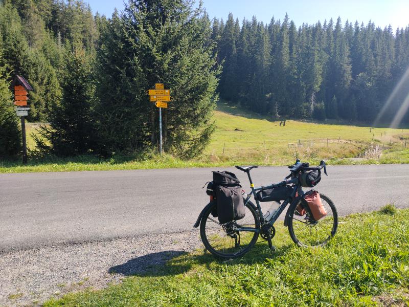 Kolo s brašnami na cestě v údolí v Krušných horách