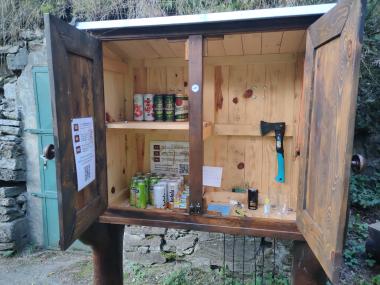 Otevřená dřevěná skřínka se samoobslužným prodejem drobného občerstvení