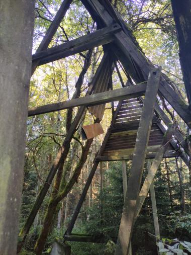 Jiný pohled na předchozí rozpadlou stříšku