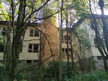 Jakýsi rozpadlý snad vojenský areál s velkým zděným komínem přisedlým k budově. Okna jsou vymlácená a místo zjevně slouží jako neoficiální hřiště na airsoft.