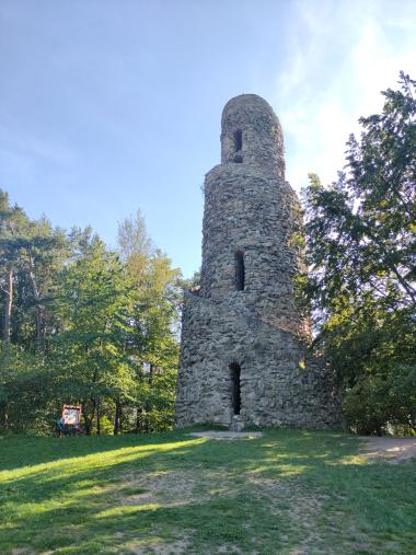 Kamenná věž která vypadá asi jako polovina vinutého rohlíku zapíchnutého do země. Spirálové schodiště je po obvodu věže a směrem nahoru se každou otáčkou zužuje. Ve věži jsou tři úzká klenutá okna v žadě nad sebou.