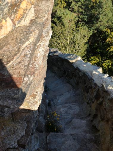 Točité schodiště po obvodu kamenné věže z nebezpečně nízkým zábradlím