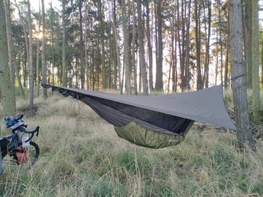 Hamaka v lese mezi stromy