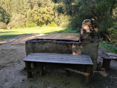 Poněkud rozpadlá cihlová pec na louce v sezóně sloužící jako skautský tábor