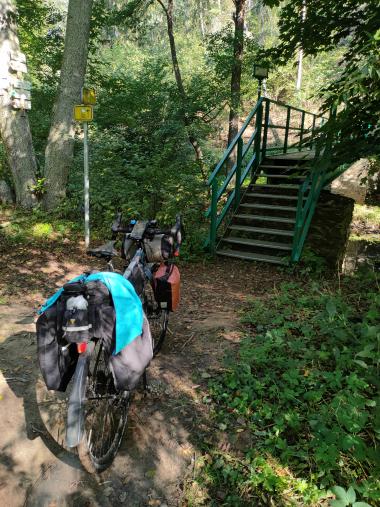 Mostek s vysokými schody na cyklostezce