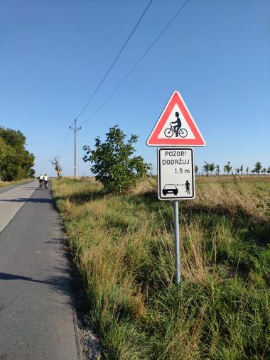 Dopravní značka upozorňující na povinnou vzdálenost auta od cyklisty 1.5 metru